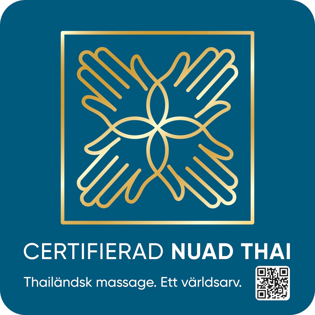 Certifierad Nuad Thai: emblem med guldfärgade händer som bildar en blomma på petrolfärgad bakgrund